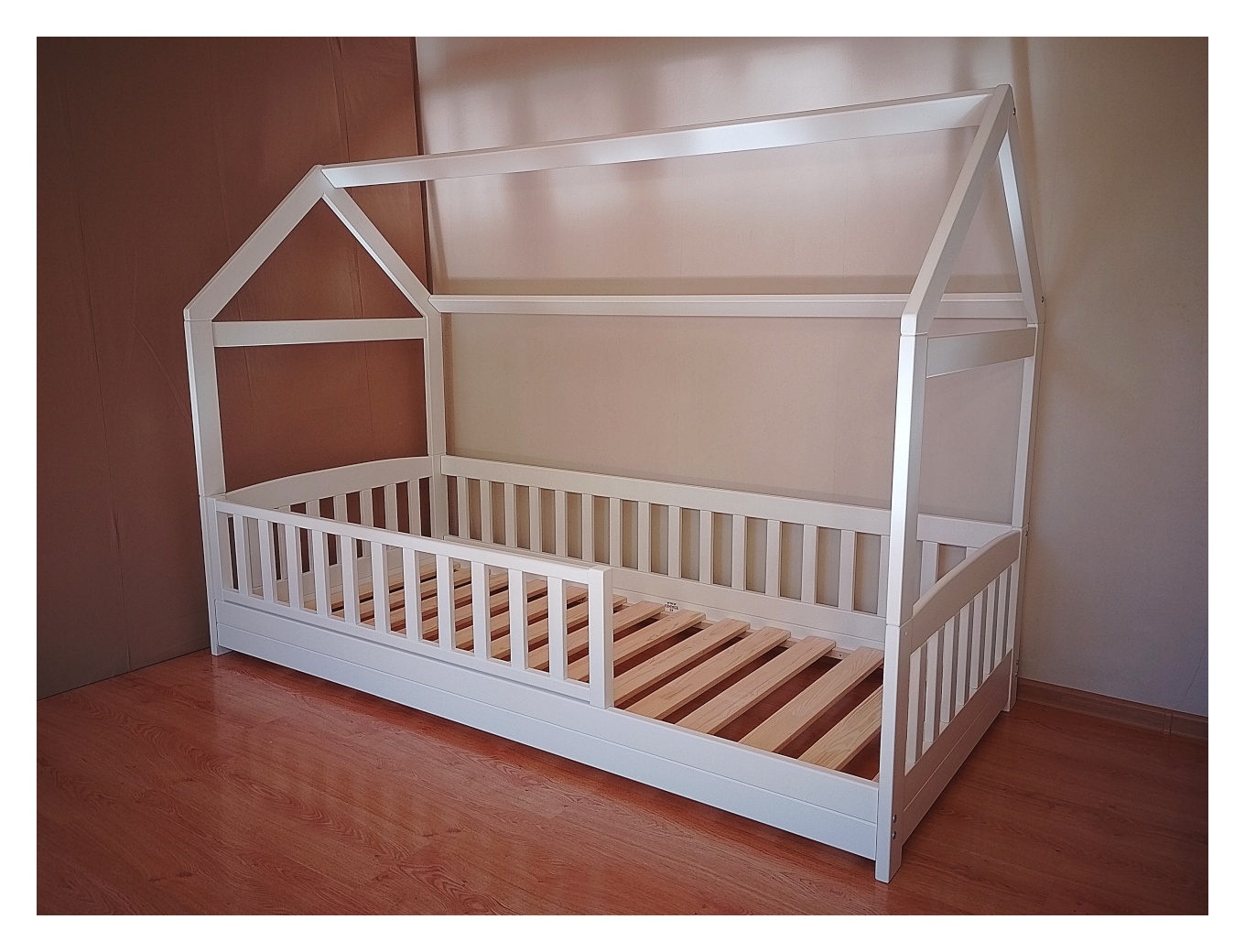 Madal maja voodi lastele madratsi mõõdus 90x200 cm turvapiiretega tugev täispuidust voodi